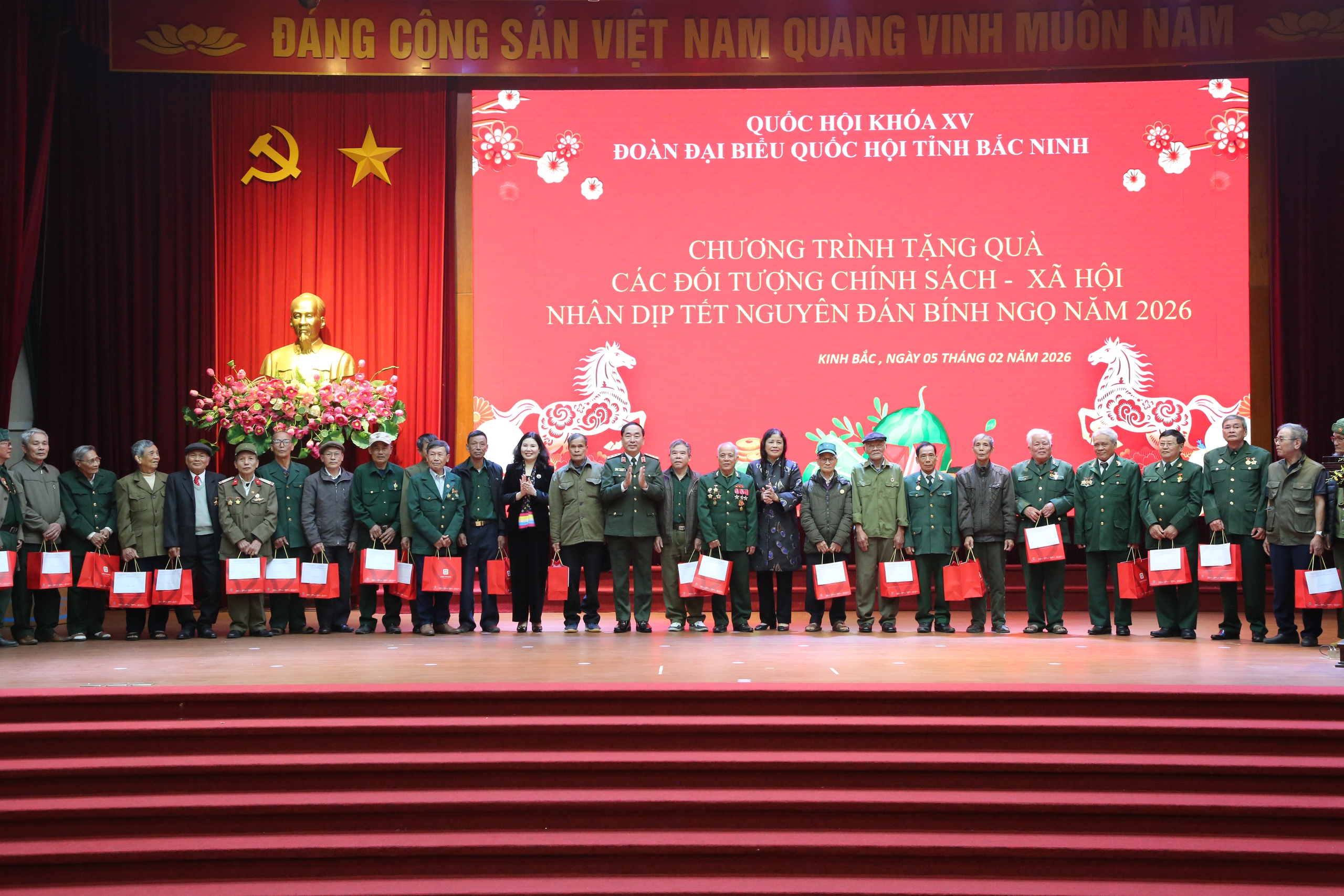 Bộ trưởng Đào Hồng Lan cùng Đoàn ĐBQH Bắc Ninh trao quà tặng các đối tượng chính sách - xã hội- Ảnh 4.