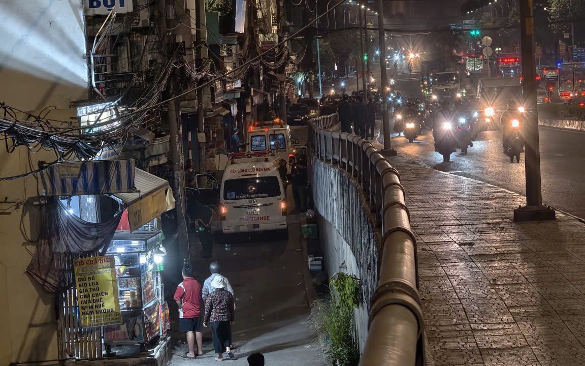 TPHCM thăm hỏi, hỗ trợ gia đình nạn nhân vụ cháy khiến 3 mẹ con tử vong- Ảnh 2. Cháy nhà hai tầng ở TPHCM lúc rạng sáng, 3 mẹ con tử vong