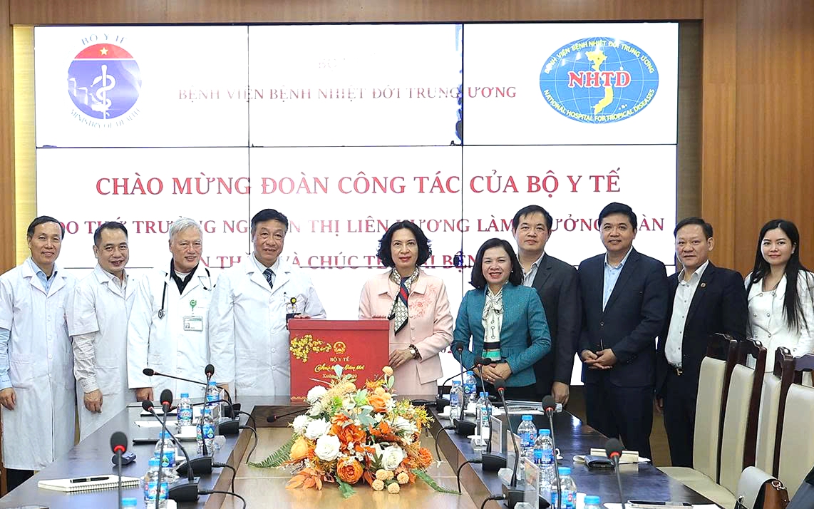 Thứ trưởng Bộ Y tế Đỗ Xuân Tuyên kiểm tra công tác bảo đảm y tế dịp Tết Nguyên đán tại Huế- Ảnh 6. Thứ trưởng Bộ Y tế Đỗ Xuân Tuyên kiểm tra công tác bảo đảm y tế dịp Tết Nguyên đán tại Huế- Ảnh 6.