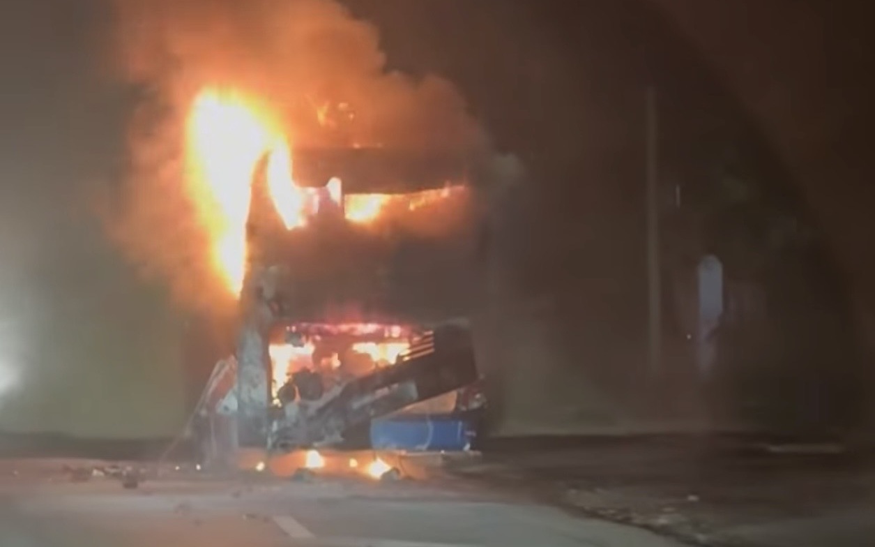 'Bà hỏa' thiêu rụi xe khách, 34 hành khách may mắn thoát nạn- Ảnh 2.