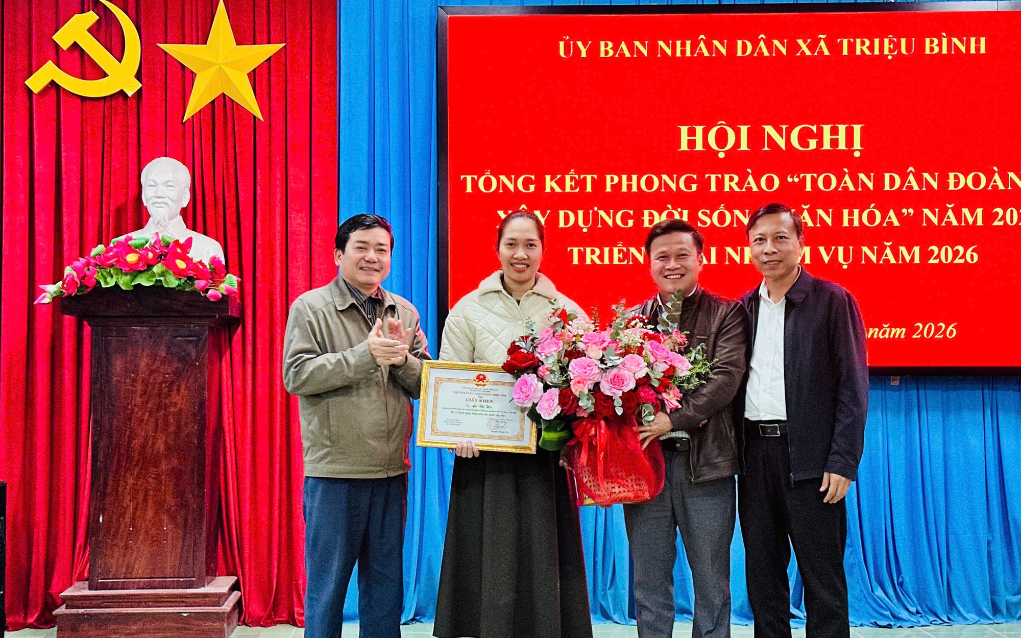 Khen thưởng nữ điều dưỡng kịp thời giành lại sự sống cho bé trai đuối nước