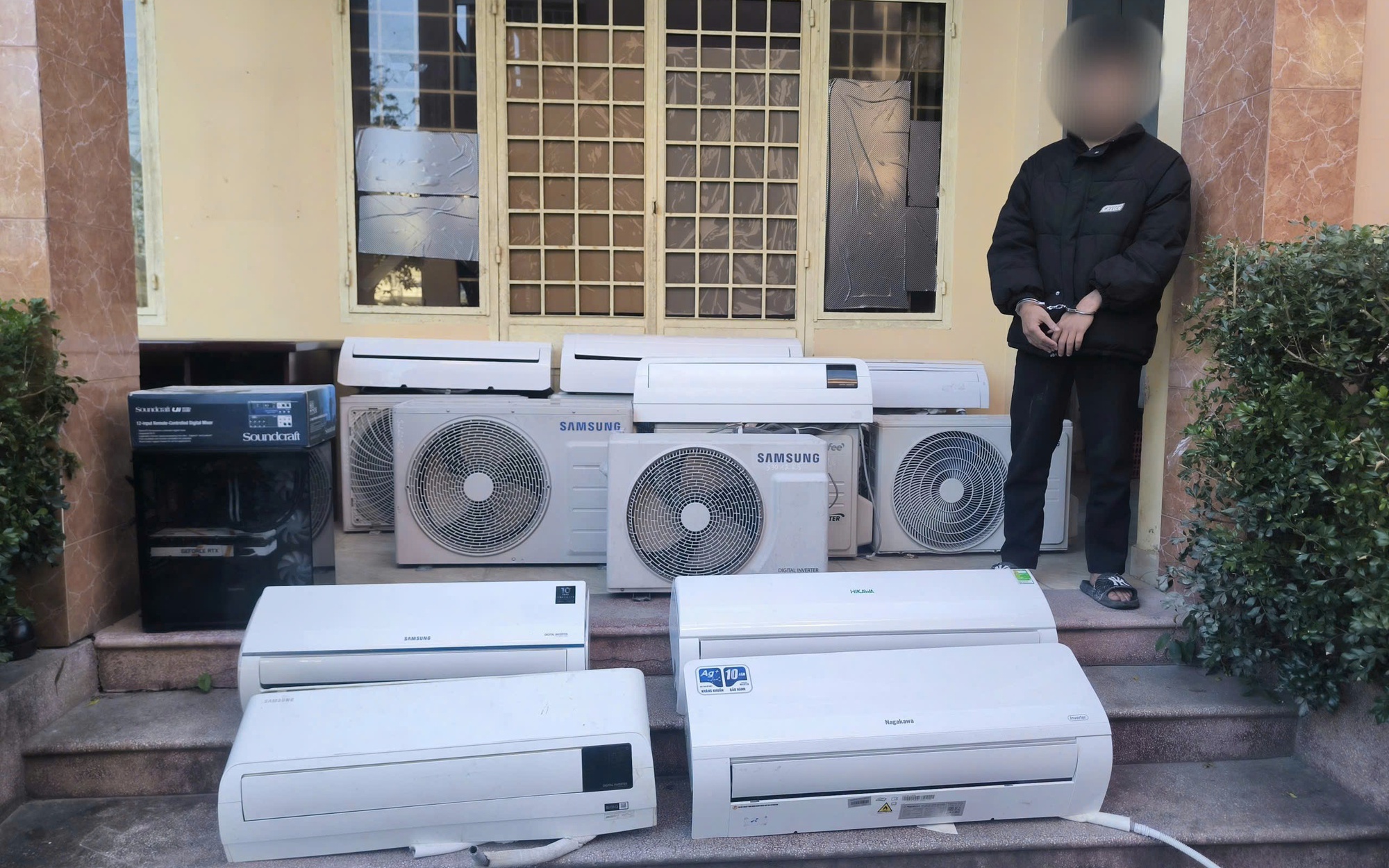 Công an làm việc với người quảng cáo dịch vụ đổi tiền trái phép trên mạng xã hội- Ảnh 2.