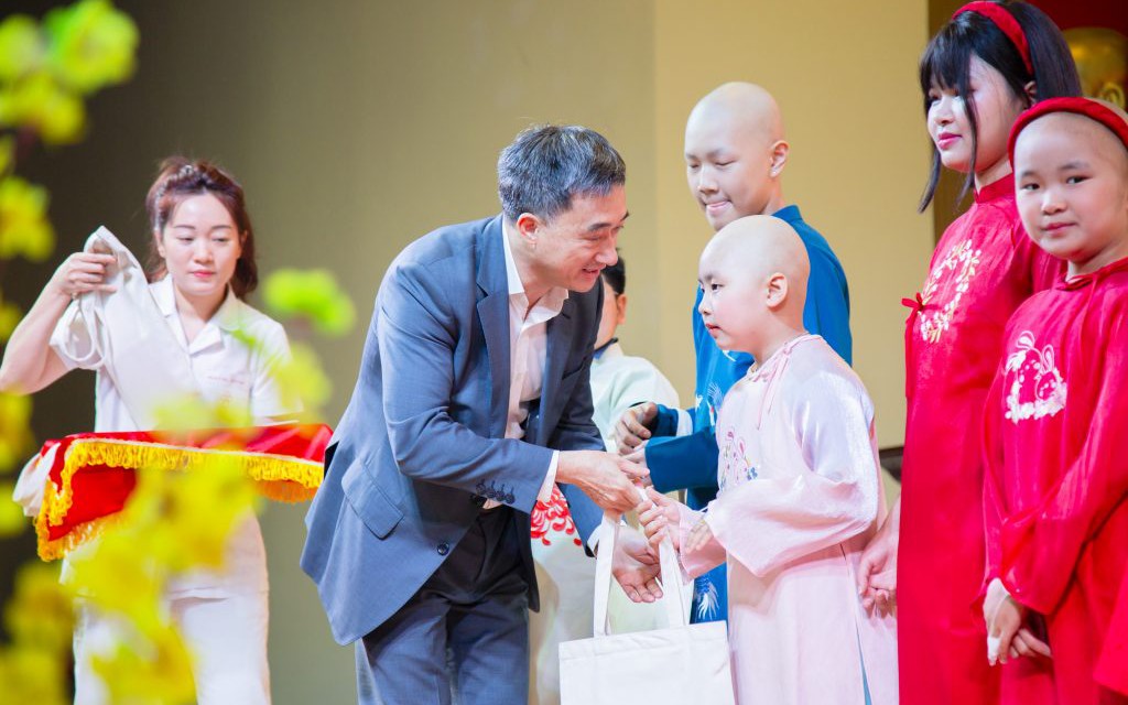 Thứ trưởng Trần Văn Thuấn chúc Tết, tặng quà bệnh nhi tại Viện Huyết học – Truyền máu TW