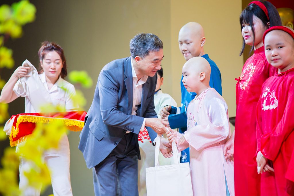 Thứ trưởng Trần Văn Thuấn chúc Tết, tặng quà bệnh nhi tại Viện Huyết học – Truyền máu TW- Ảnh 3.