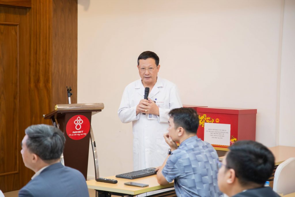 Thứ trưởng Trần Văn Thuấn chúc Tết, tặng quà bệnh nhi tại Viện Huyết học – Truyền máu TW- Ảnh 2.