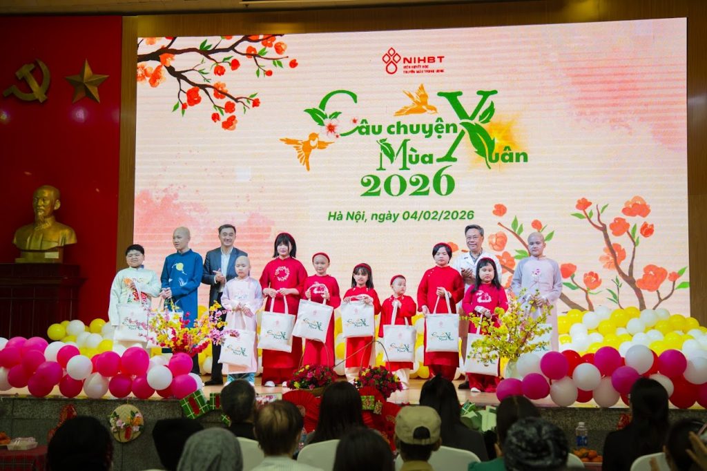 Thứ trưởng Trần Văn Thuấn chúc Tết, tặng quà bệnh nhi tại Viện Huyết học – Truyền máu TW- Ảnh 4.