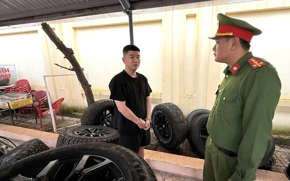 Công an tìm chủ xe bị mất trộm bánh ô tô