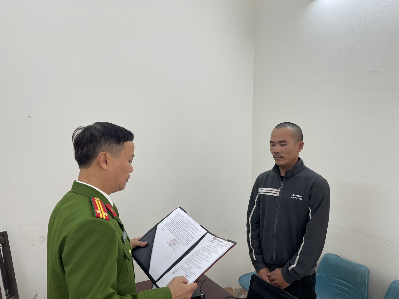 Mâu thuẫn trong sinh hoạt, nam công nhân dùng điếu cày đánh đồng nghiệp trọng thương- Ảnh 1.