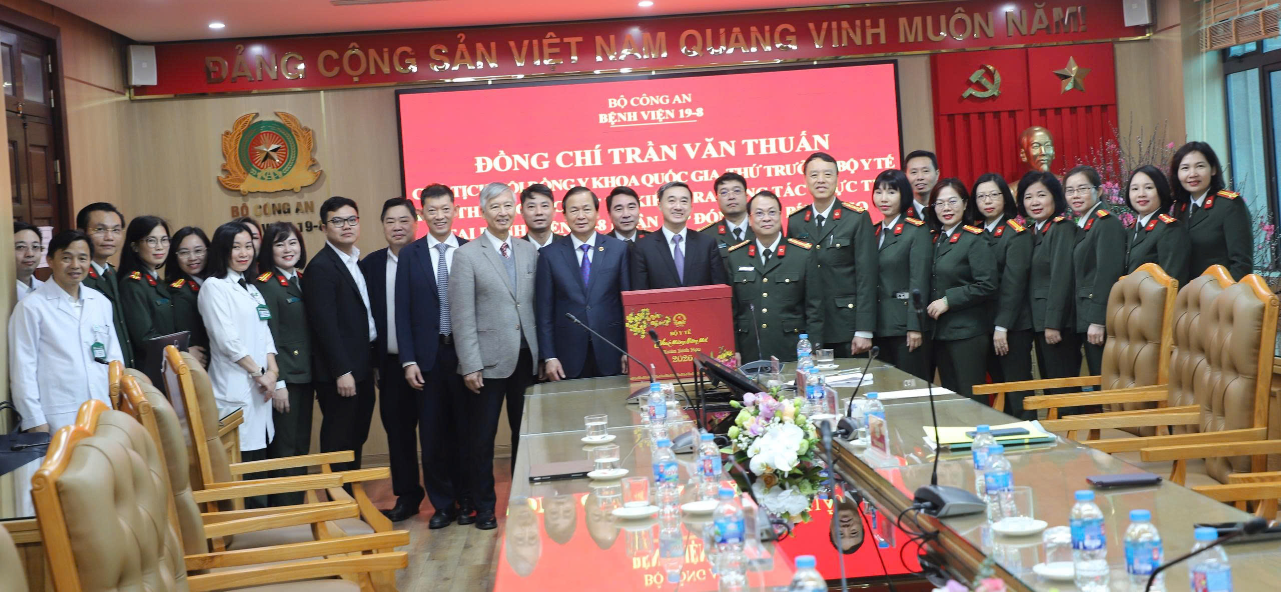 Thứ trưởng Bộ Y tế Trần Văn Thuấn thăm, kiểm tra công tác trực Tết tại Bệnh viện 19-8- Ảnh 4. Thứ trưởng Bộ Y tế Trần Văn Thuấn thăm, kiểm tra công tác trực Tết tại Bệnh viện 19-8- Ảnh 4.