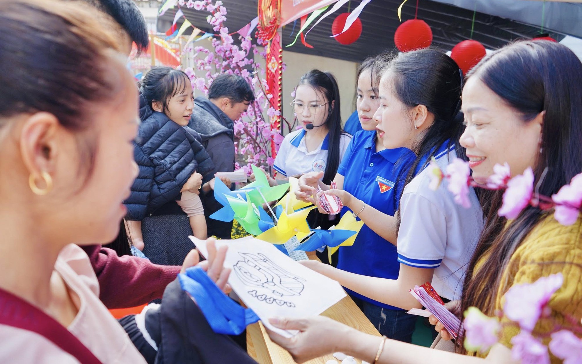 'Siêu thị Tết 0 đồng', thêm gắn kết yêu thương với người bệnh- Ảnh 9.