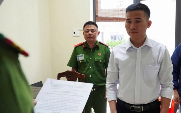 Bắt tạm giam người đàn ông mang hung khí đập phá nhà dân, náo loạn khu phố- Ảnh 3.