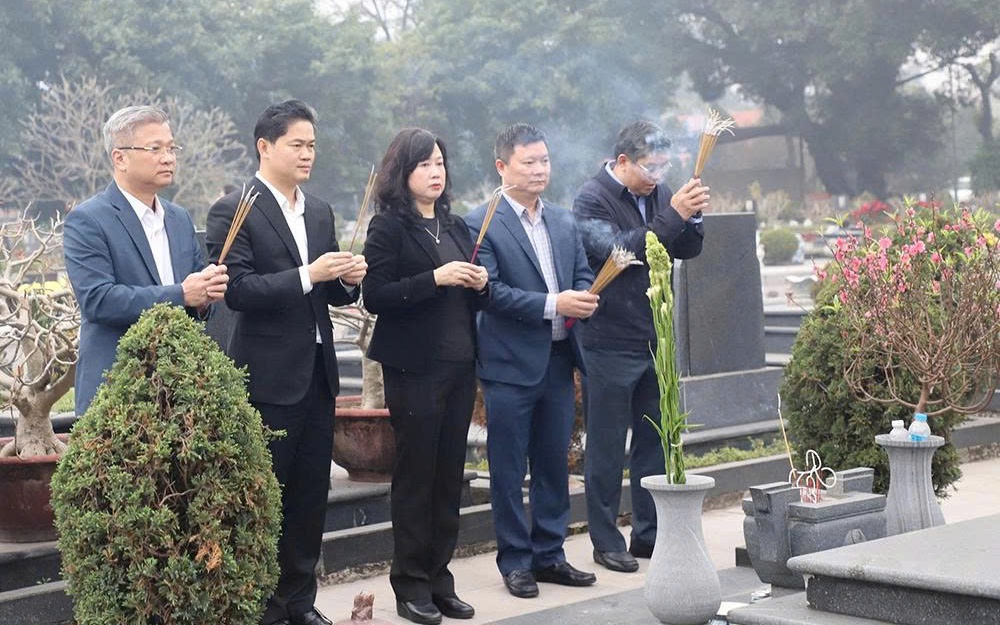 Bộ trưởng Đào Hồng Lan cùng đoàn cán bộ Bộ Y tế dâng hương tại Nghĩa trang Mai Dịch, Hà Nội