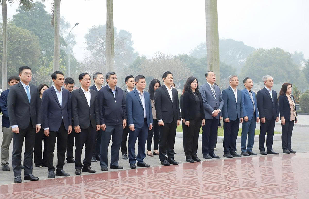 Bộ trưởng Đào Hồng Lan cùng đoàn cán bộ Bộ Y tế dâng hương tại Nghĩa trang Mai Dịch, Hà Nội- Ảnh 1.