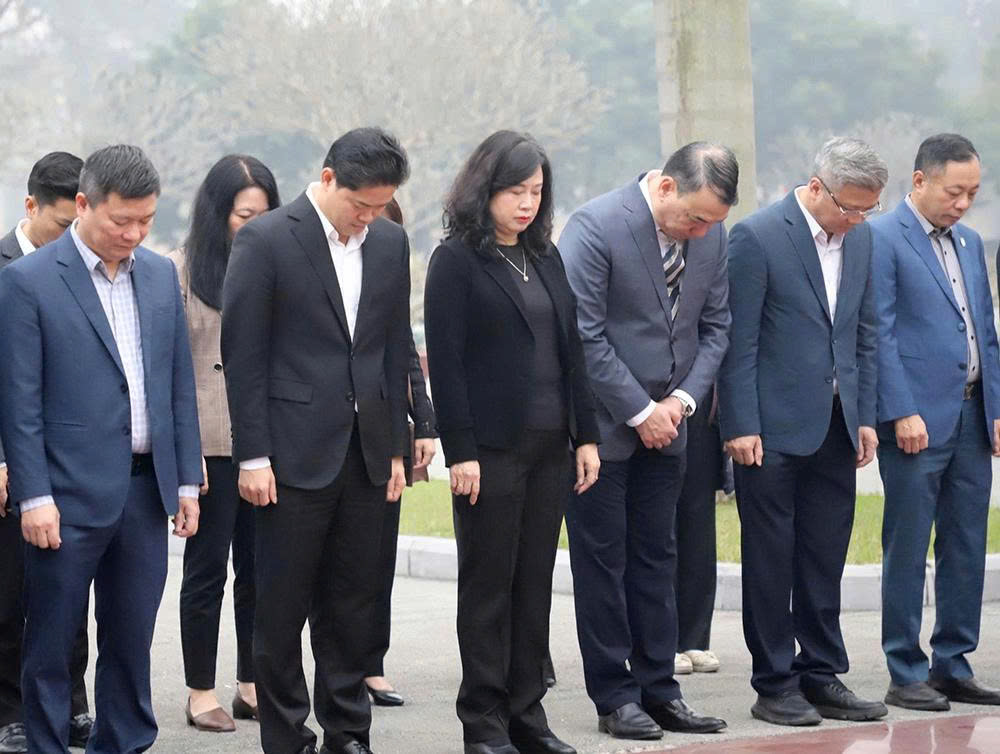 Bộ trưởng Đào Hồng Lan cùng đoàn cán bộ Bộ Y tế dâng hương tại Nghĩa trang Mai Dịch, Hà Nội- Ảnh 2.