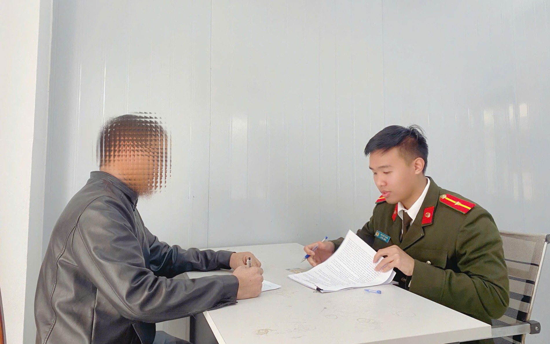 Phát hiện 9 nữ nhân viên bị khóa cửa trong quán karaoke- Ảnh 2.