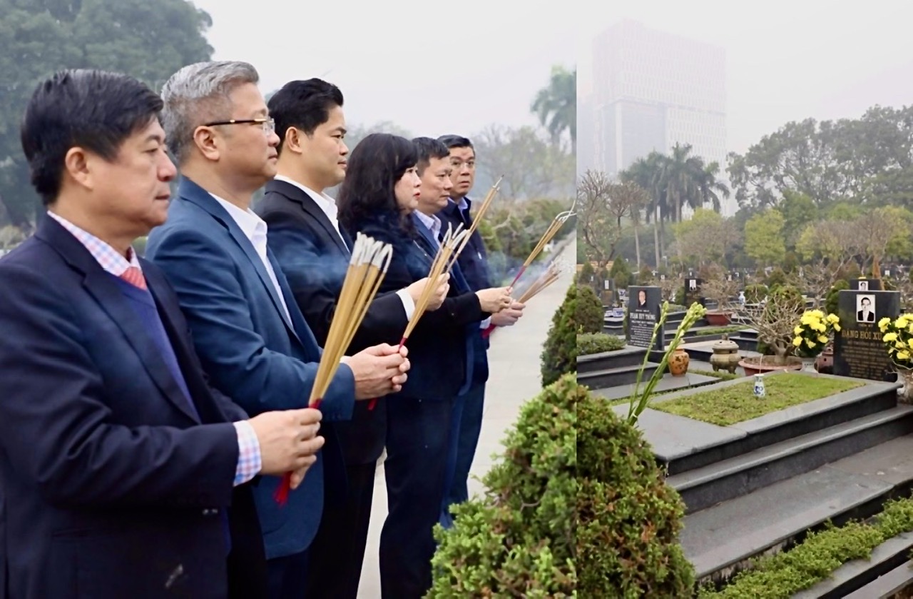 Bộ trưởng Đào Hồng Lan cùng đoàn cán bộ Bộ Y tế dâng hương tại Nghĩa trang Mai Dịch, Hà Nội- Ảnh 4.