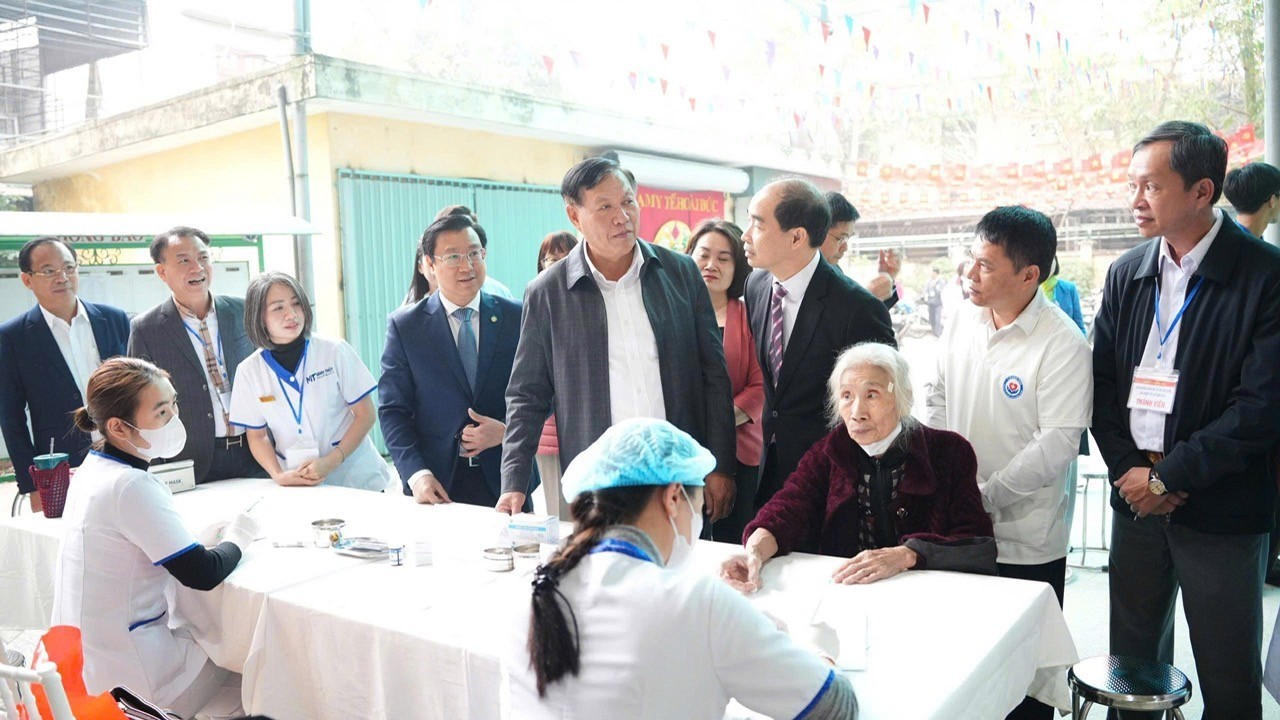 Thứ trưởng Đỗ Xuân Tuyên thăm, chúc tết, kiểm tra trực phục vụ Tết tại một số đơn vị y tế ở Hà Nội- Ảnh 6.