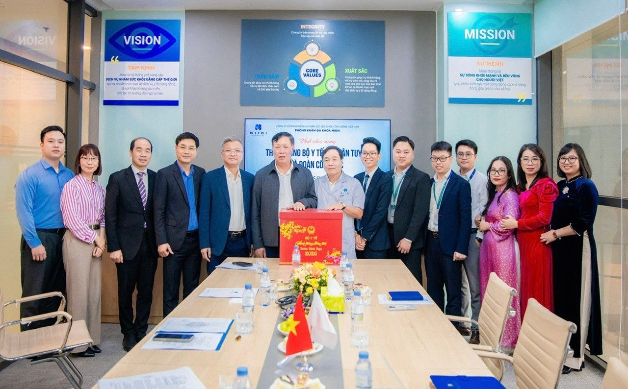 Thứ trưởng Đỗ Xuân Tuyên thăm, chúc tết, kiểm tra trực phục vụ Tết tại một số đơn vị y tế ở Hà Nội- Ảnh 3.