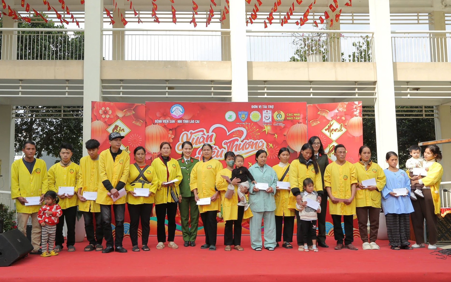 Đem Tết sớm đến bệnh viện