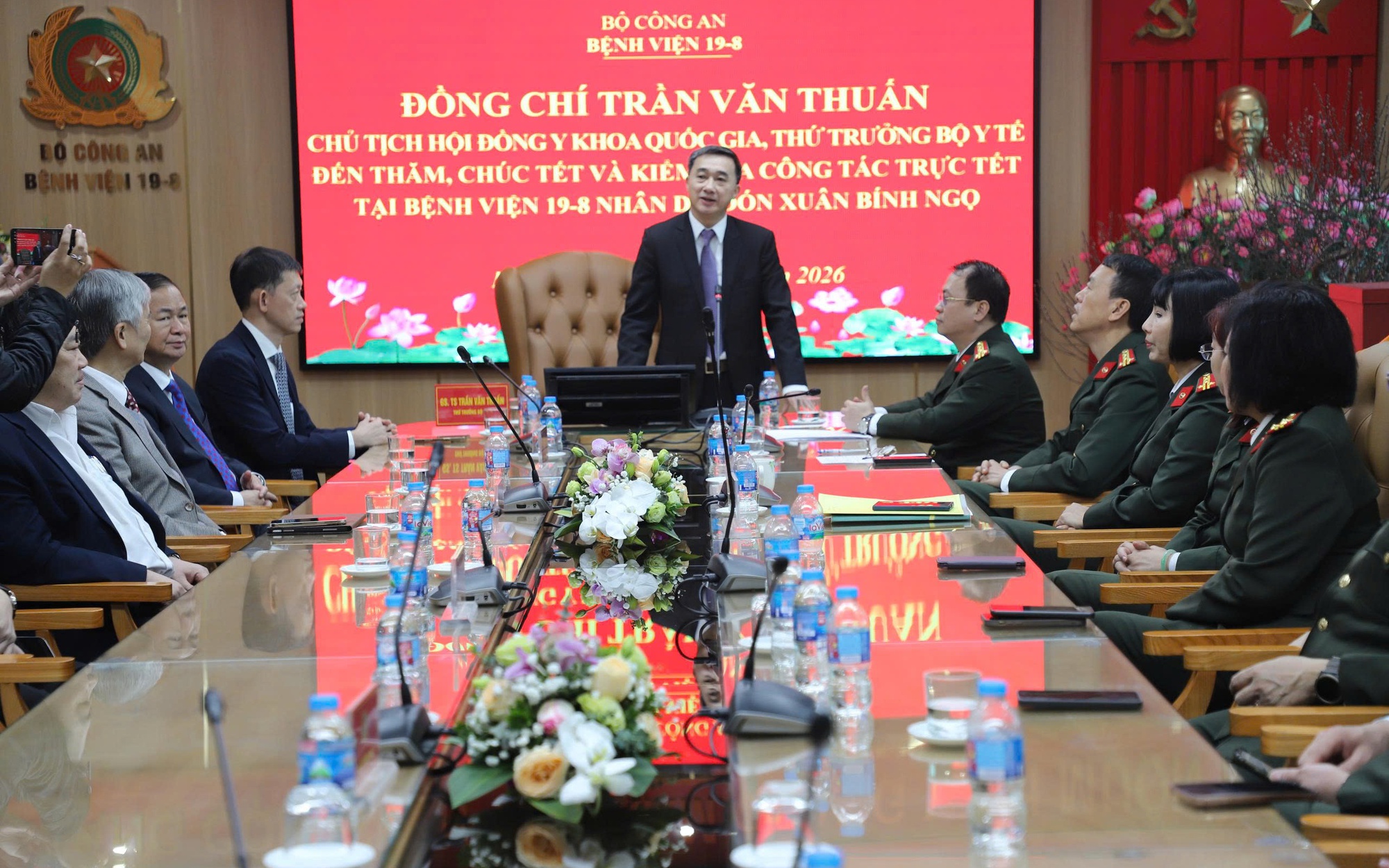 Thứ trưởng Bộ Y tế Trần Văn Thuấn thăm, kiểm tra công tác trực Tết tại Bệnh viện 19-8