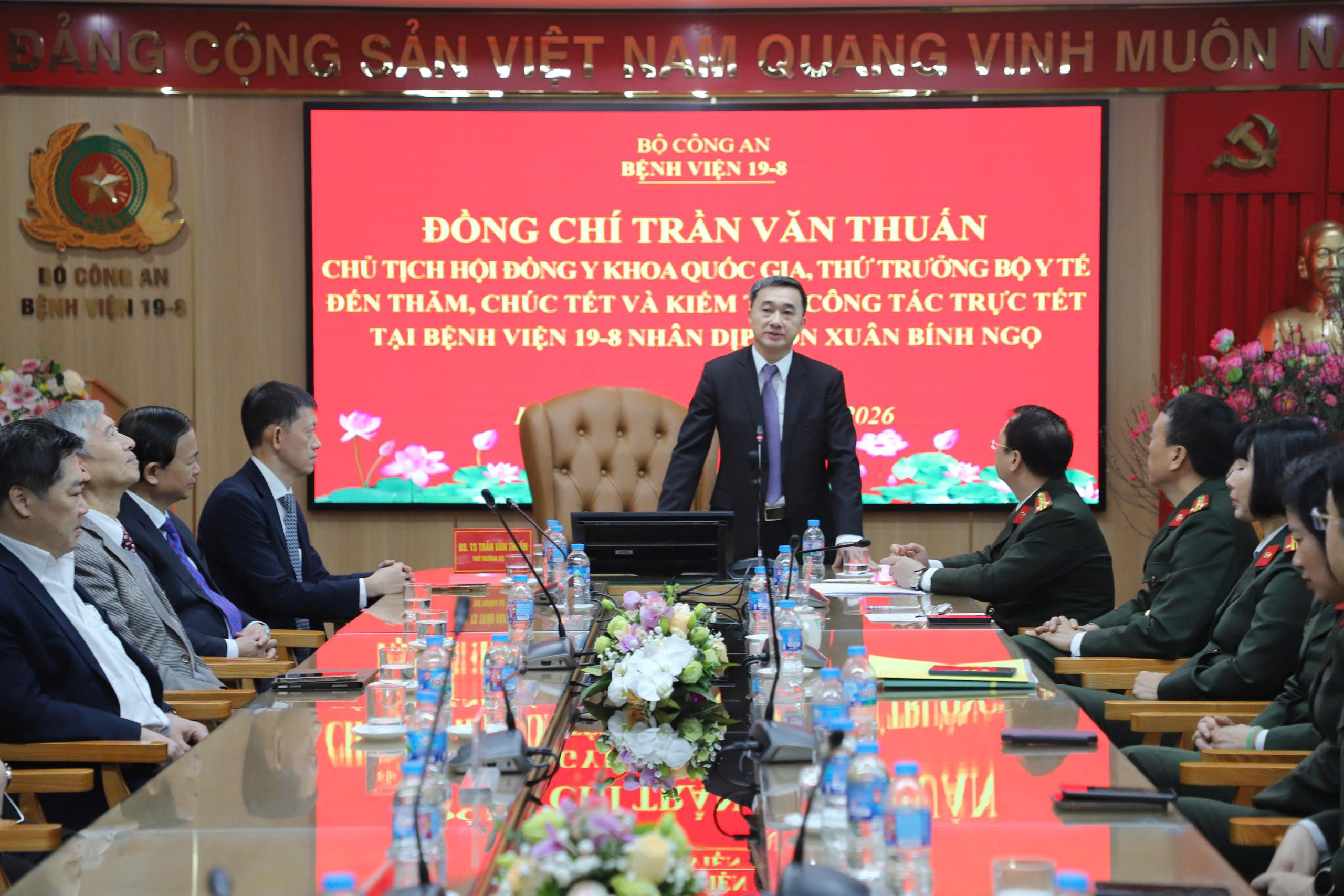 Thứ trưởng Bộ Y tế Trần Văn Thuấn thăm, kiểm tra công tác trực Tết tại Bệnh viện 19-8- Ảnh 1. Thứ trưởng Bộ Y tế Trần Văn Thuấn thăm, kiểm tra công tác trực Tết tại Bệnh viện 19-8- Ảnh 1.