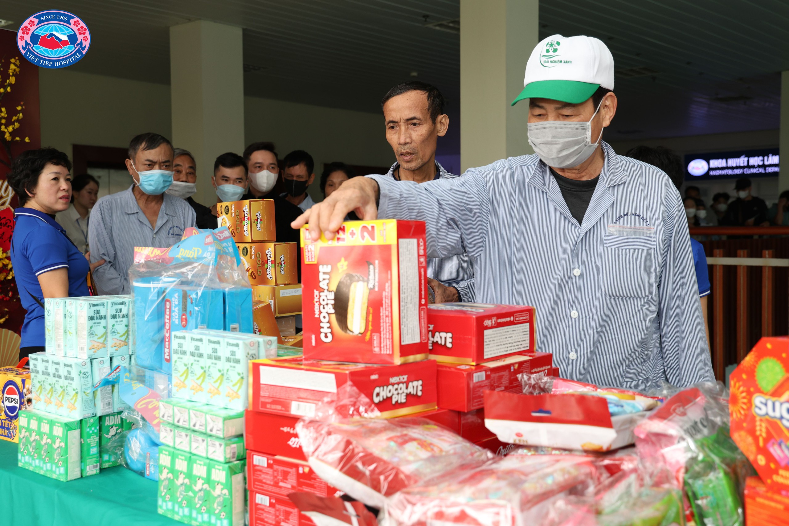 'Siêu thị Tết 0 đồng', thêm gắn kết yêu thương với người bệnh- Ảnh 3.