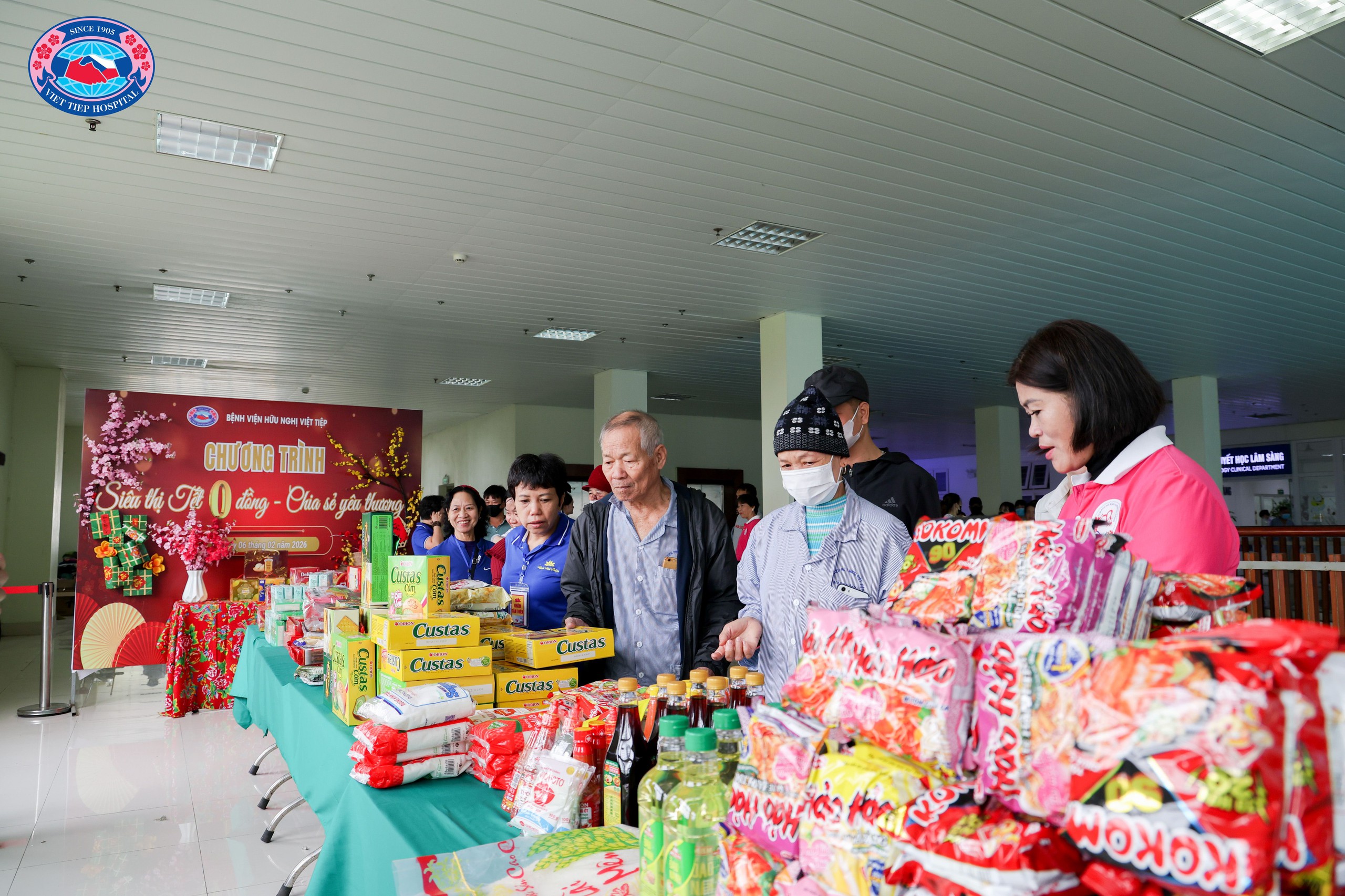 'Siêu thị Tết 0 đồng', thêm gắn kết yêu thương với người bệnh- Ảnh 4.