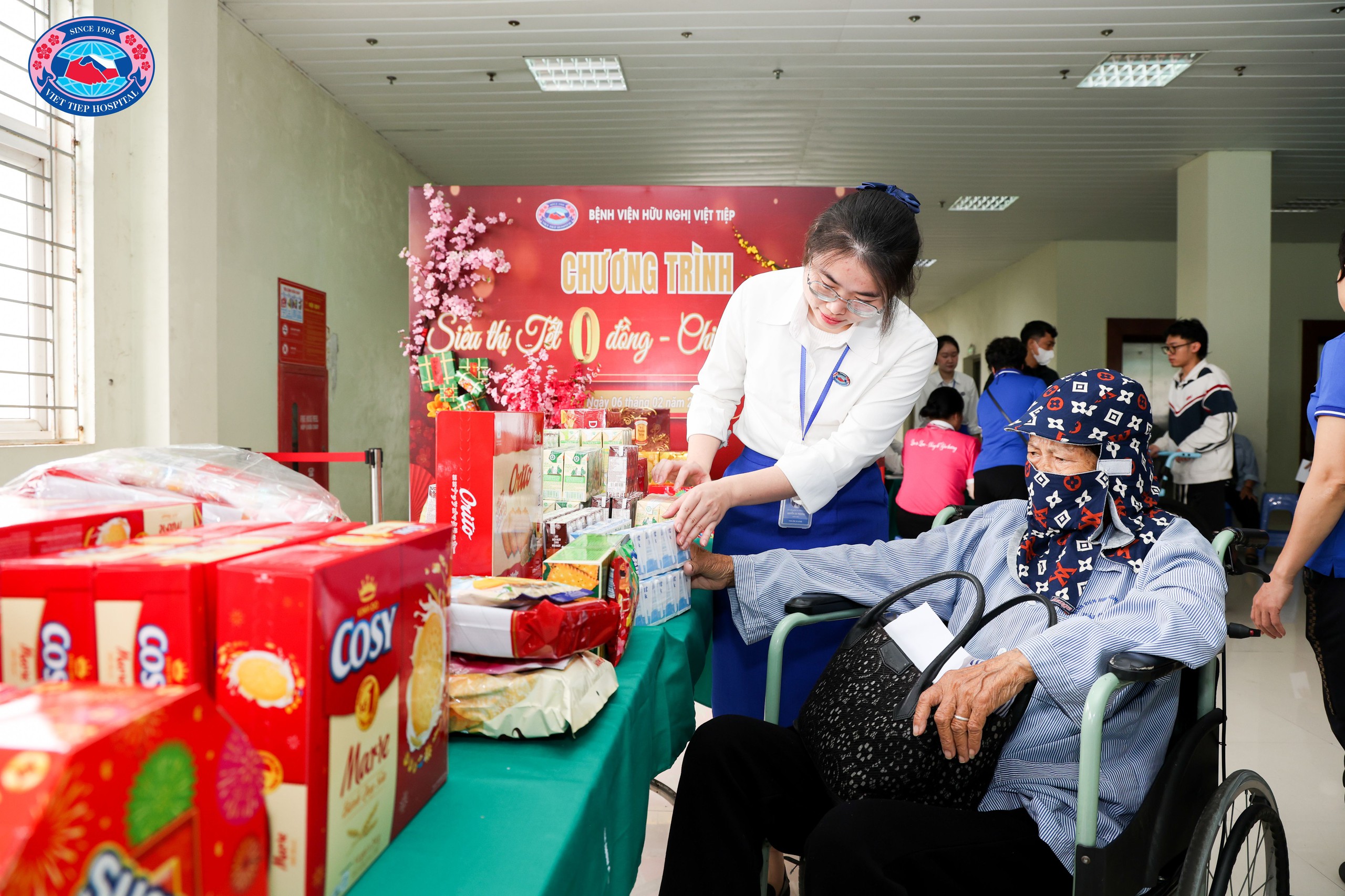 'Siêu thị Tết 0 đồng', thêm gắn kết yêu thương với người bệnh- Ảnh 5.