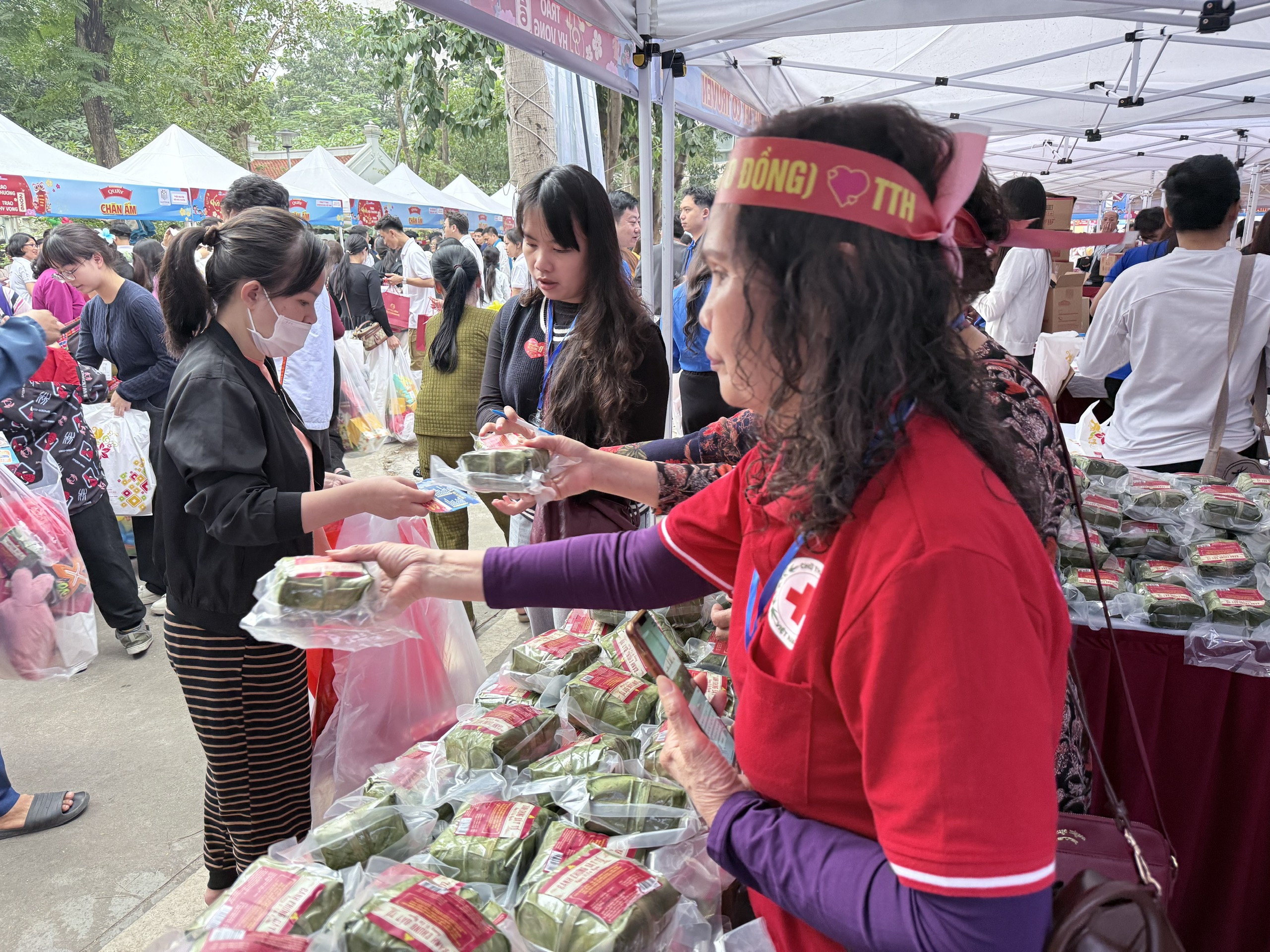 Trao quà Tết miễn phí cho 2.000 bệnh nhi- Ảnh 3.
