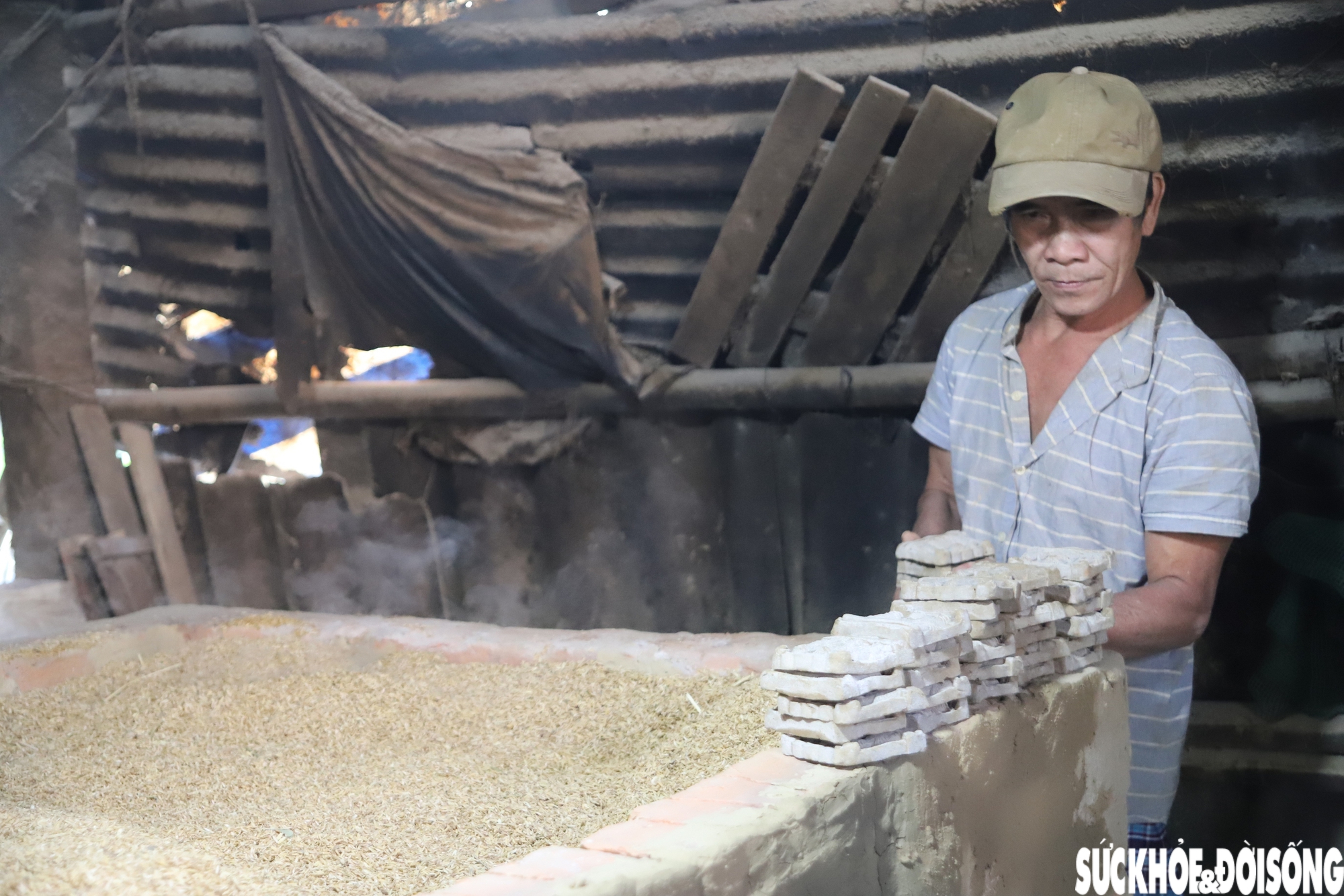 Người dân làng Địa Linh thức dậy từ sớm, quần quật cả ngày chạy hàng tượng ông Táo- Ảnh 1.