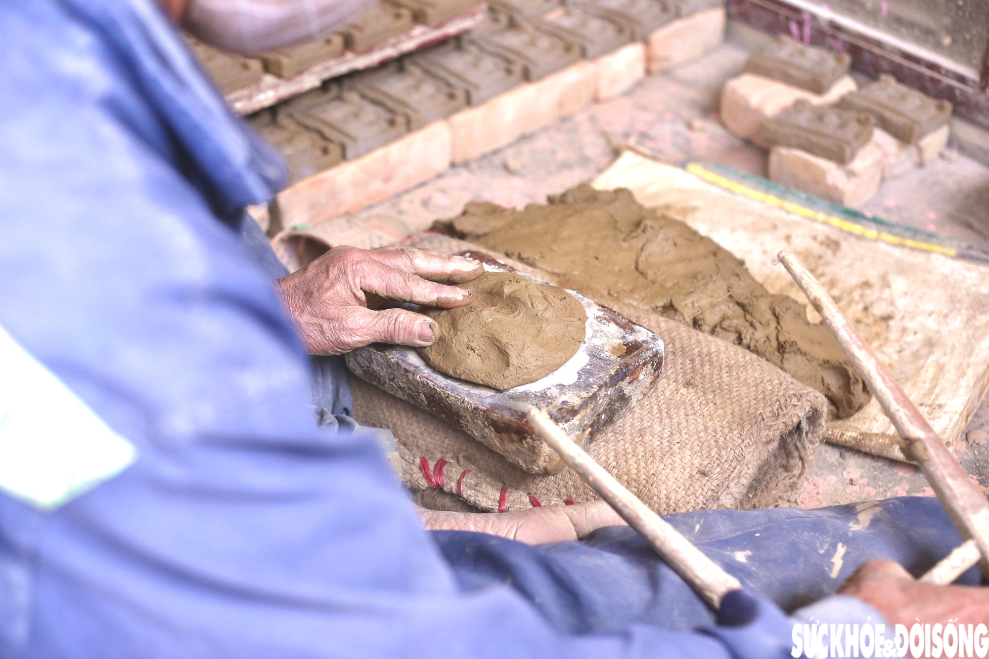 Người dân làng Địa Linh thức dậy từ sớm, quần quật cả ngày chạy hàng tượng ông Táo- Ảnh 2.