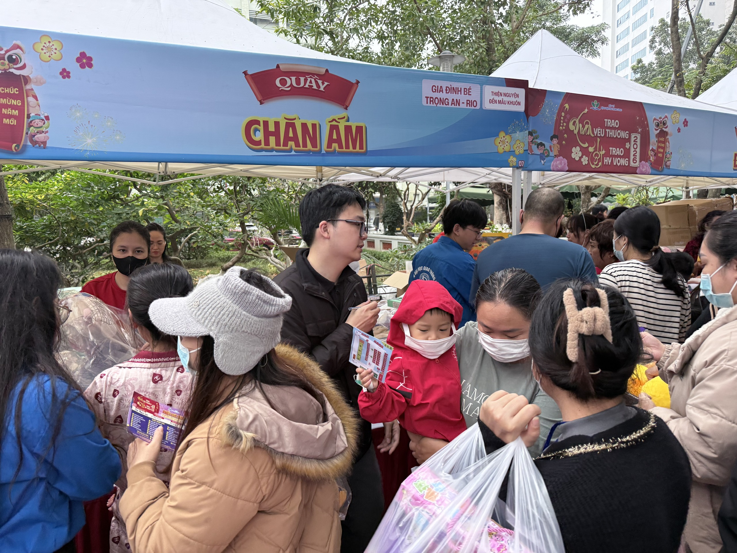 Trao quà Tết miễn phí cho 2.000 bệnh nhi- Ảnh 2.