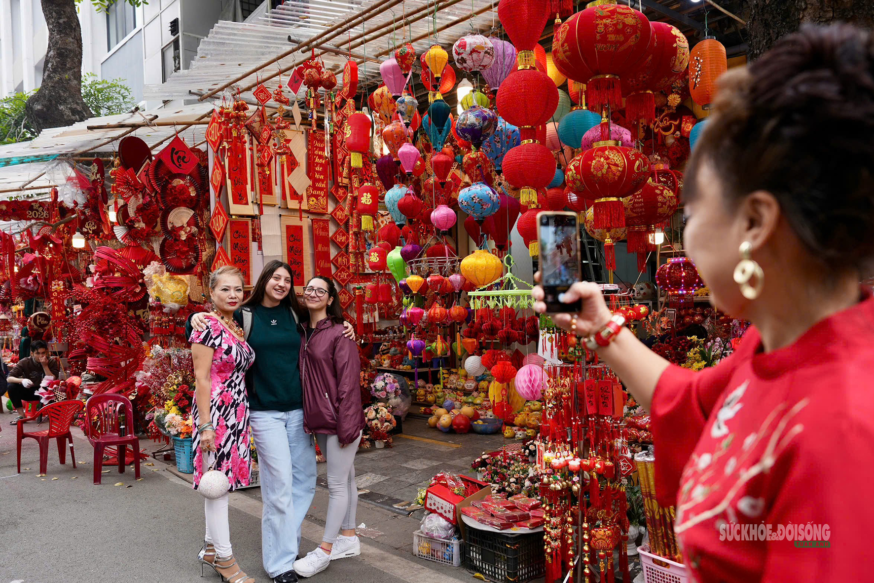 Chợ hoa Hàng Lược mỗi năm chỉ mở một lần hấp dẫn khách quốc tế- Ảnh 6.