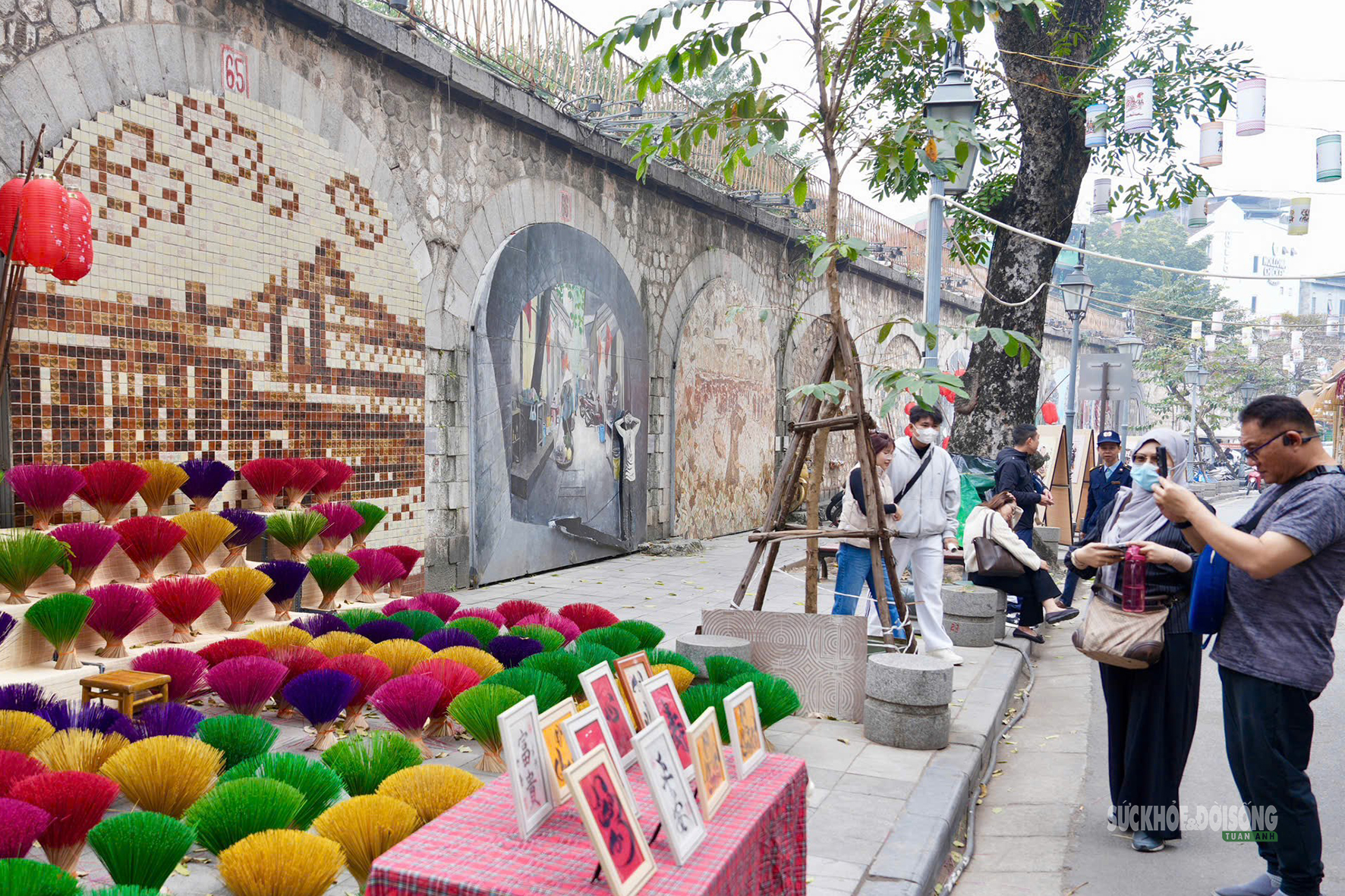 Chợ hoa Hàng Lược mỗi năm chỉ mở một lần hấp dẫn khách quốc tế- Ảnh 8.