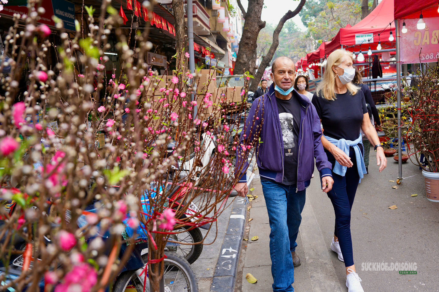 Chợ hoa Hàng Lược mỗi năm chỉ mở một lần hấp dẫn khách quốc tế- Ảnh 2.