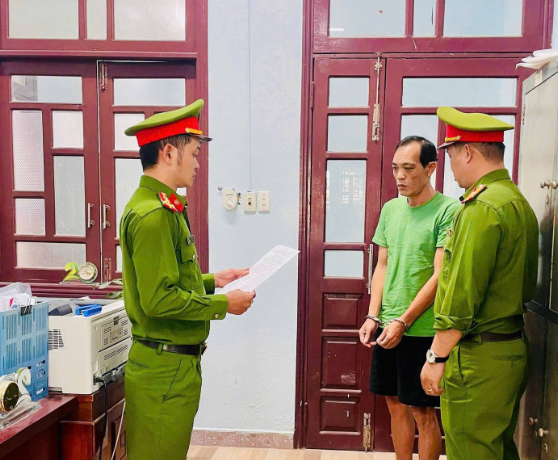 Bắt tạm giam người đàn ông mang hung khí đập phá nhà dân, náo loạn khu phố- Ảnh 2.