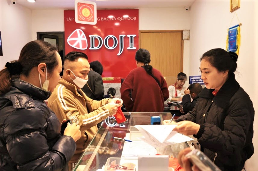 Giá vàng tăng giảm khó lường, chuyên gia cảnh báo rủi ro mua 'vàng giấy'- Ảnh 1.