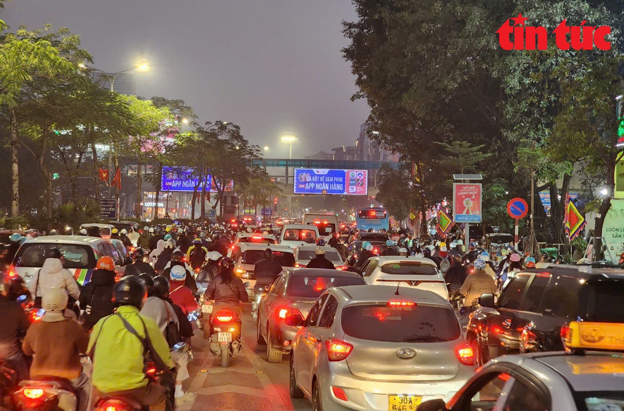 Người Hà Nội chật vật với cảnh ùn tắc 'thâu đêm, suốt sáng' ngày cận Tết Nguyên đán- Ảnh 7.