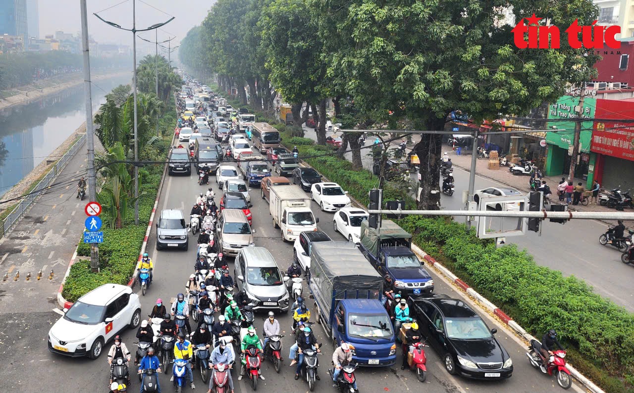Người Hà Nội chật vật với cảnh ùn tắc 'thâu đêm, suốt sáng' ngày cận Tết Nguyên đán- Ảnh 3.