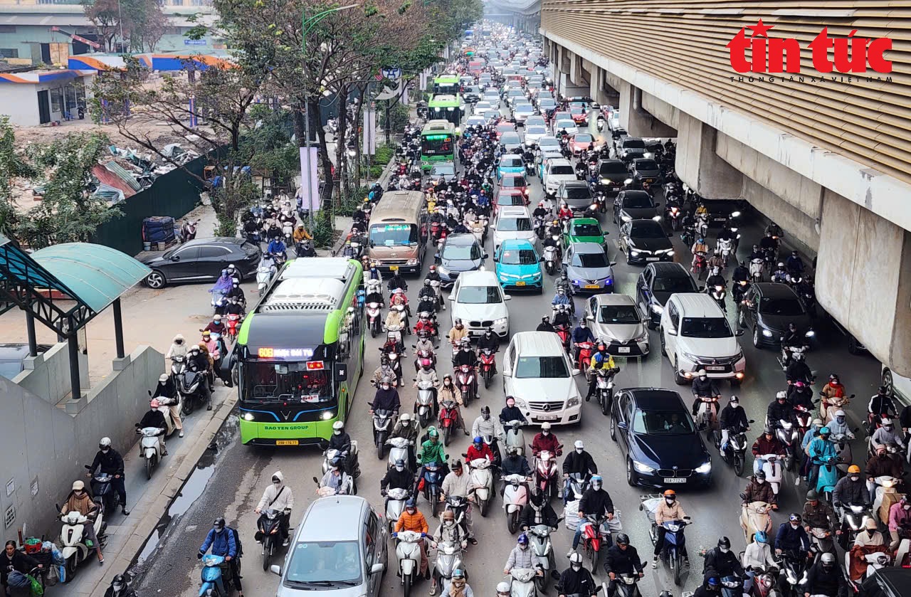 Người Hà Nội chật vật với cảnh ùn tắc 'thâu đêm, suốt sáng' ngày cận Tết Nguyên đán- Ảnh 4.