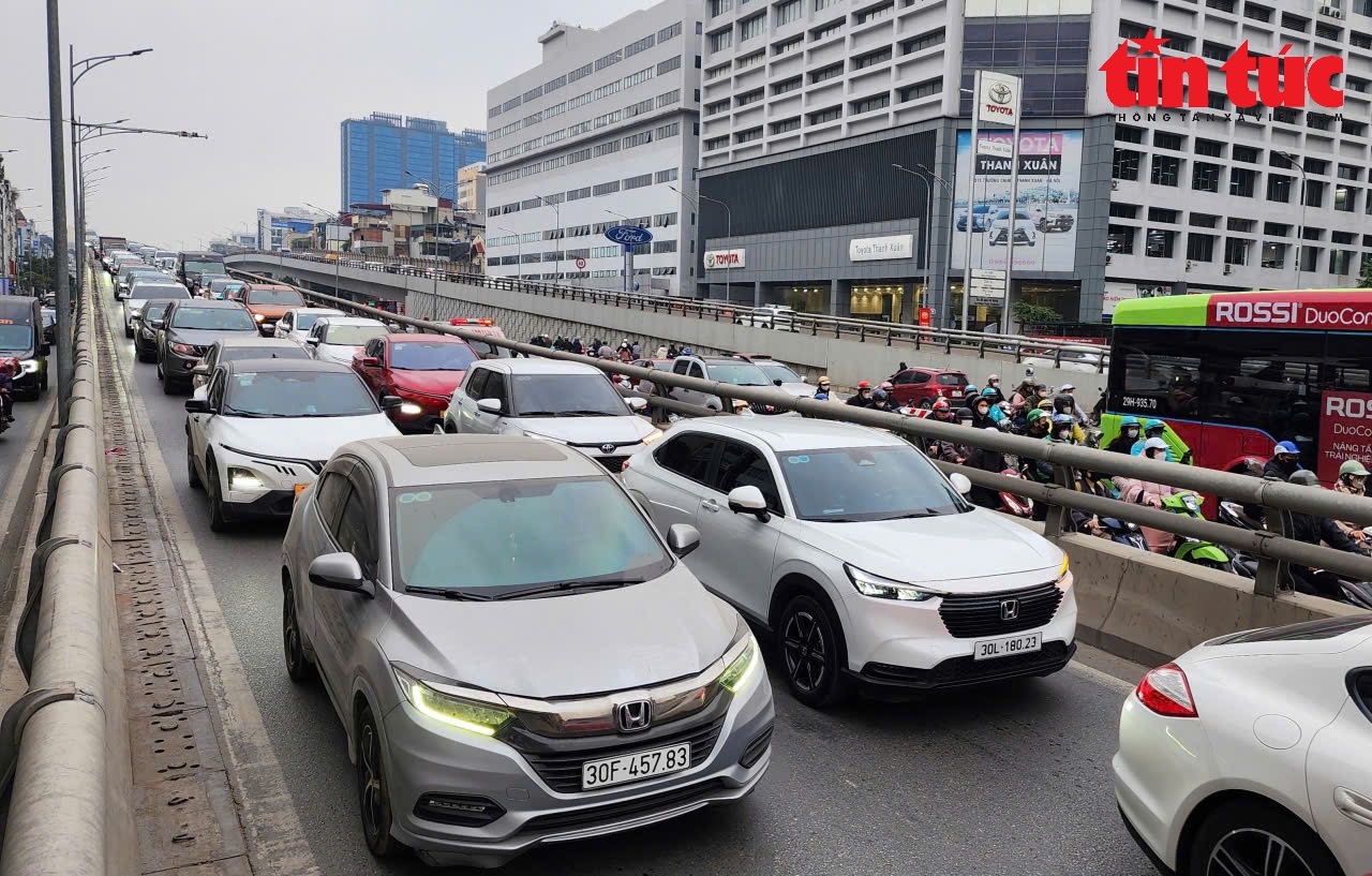 Người Hà Nội chật vật với cảnh ùn tắc 'thâu đêm, suốt sáng' ngày cận Tết Nguyên đán- Ảnh 5.