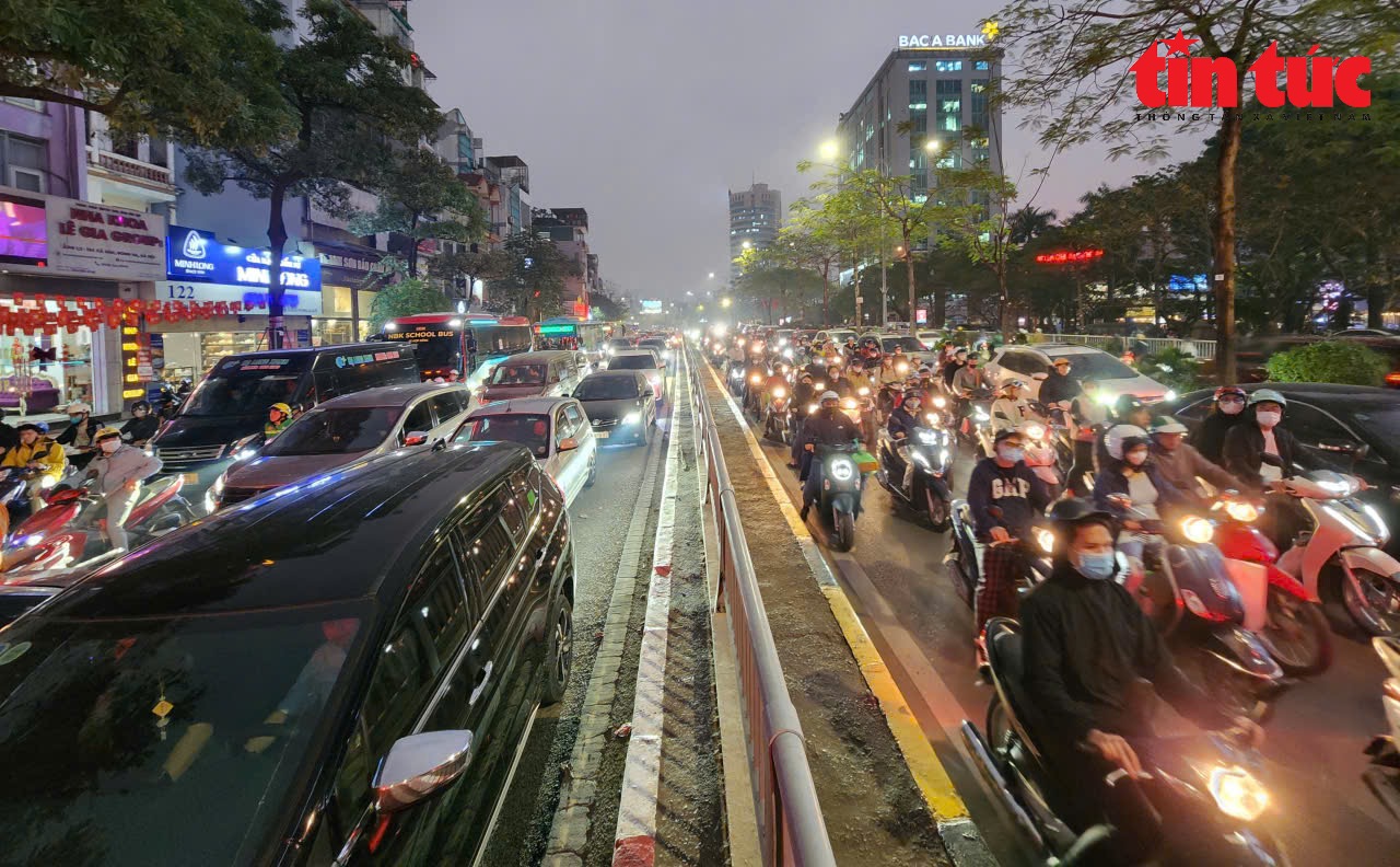 Người Hà Nội chật vật với cảnh ùn tắc 'thâu đêm, suốt sáng' ngày cận Tết Nguyên đán- Ảnh 6.