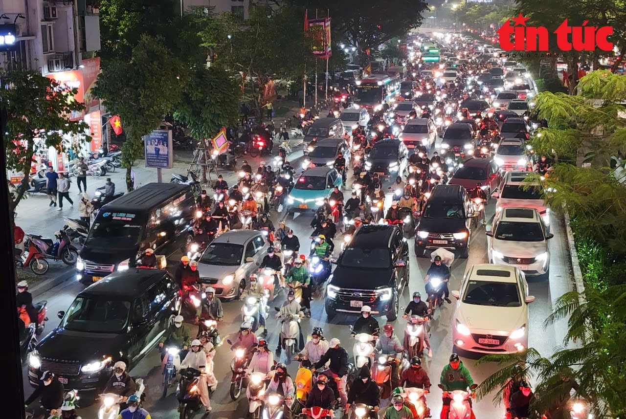 Người Hà Nội chật vật với cảnh ùn tắc 'thâu đêm, suốt sáng' ngày cận Tết Nguyên đán- Ảnh 8.