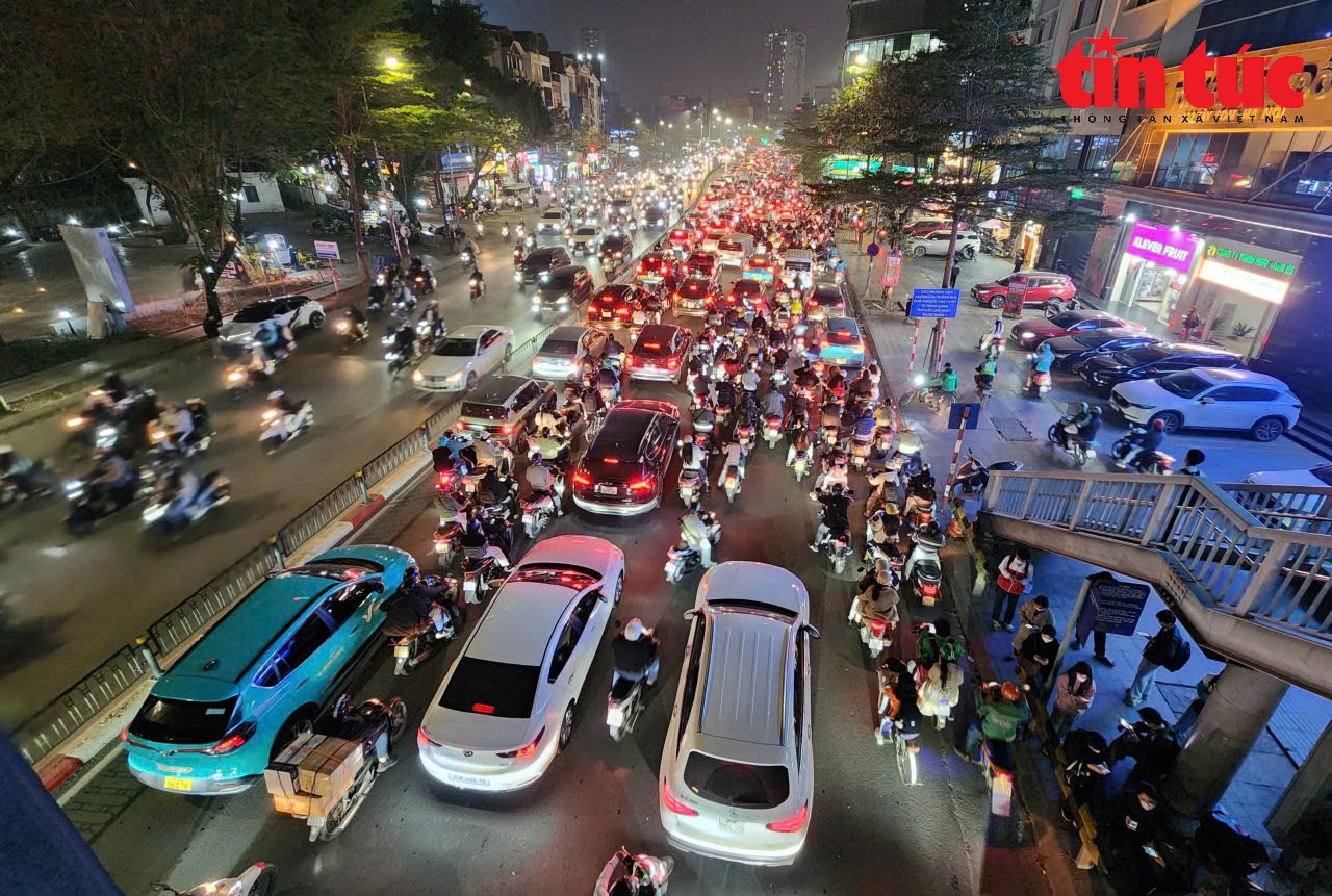 Người Hà Nội chật vật với cảnh ùn tắc 'thâu đêm, suốt sáng' ngày cận Tết Nguyên đán- Ảnh 10.