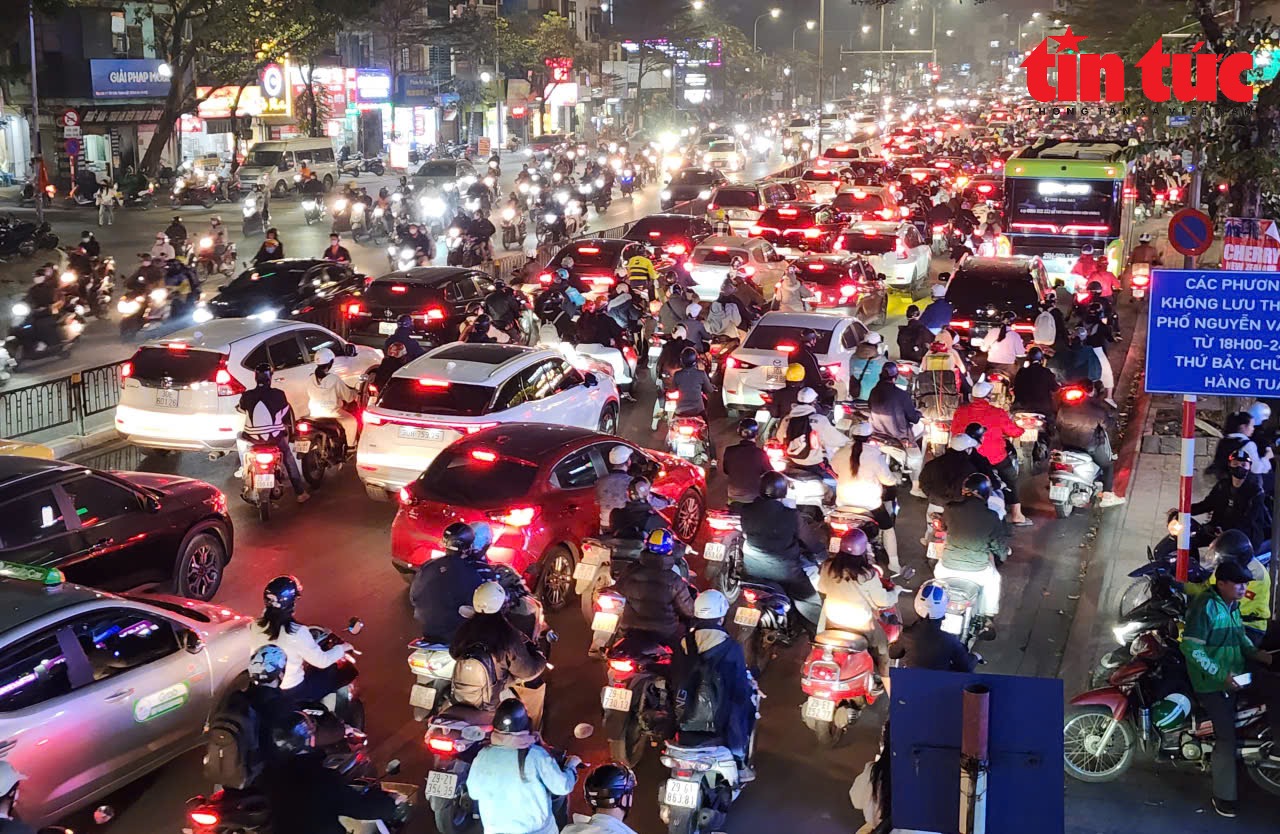 Người Hà Nội chật vật với cảnh ùn tắc 'thâu đêm, suốt sáng' ngày cận Tết Nguyên đán- Ảnh 12.