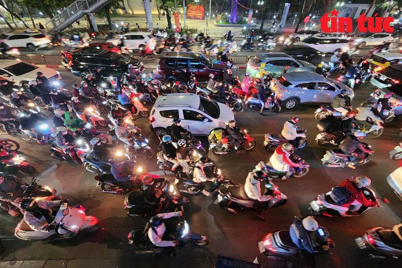 Người Hà Nội chật vật với cảnh ùn tắc 'thâu đêm, suốt sáng' ngày cận Tết Nguyên đán- Ảnh 11.