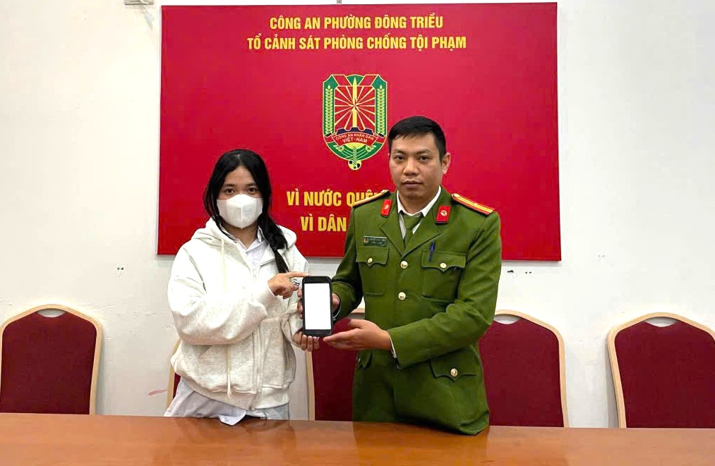 Nữ sinh lớp 11 bất ngờ nhận được 100 triệu từ số tài khoản lạ, vội trình báo công an- Ảnh 1.