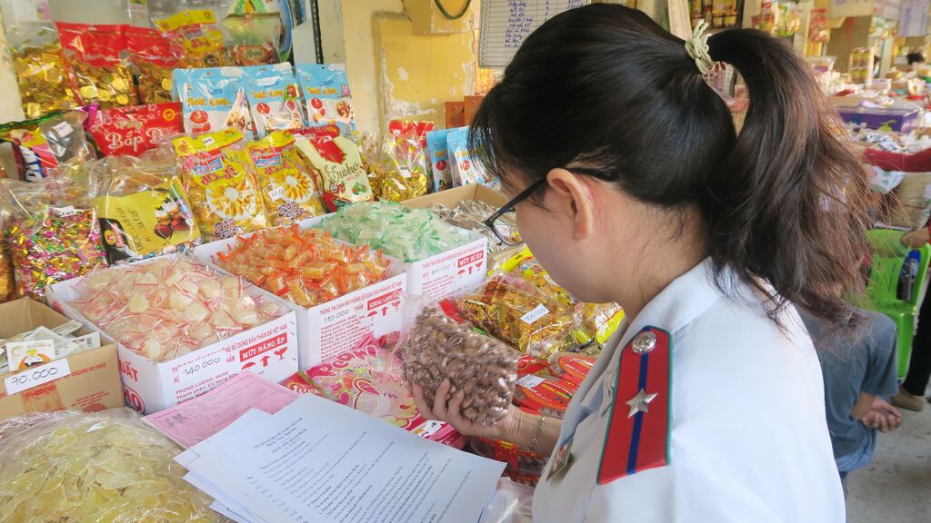 Bộ Y tế yêu cầu bảo đảm an toàn thực phẩm, phòng ngừa ngộ độc dịp Tết, lễ hội Xuân 2026- Ảnh 1.