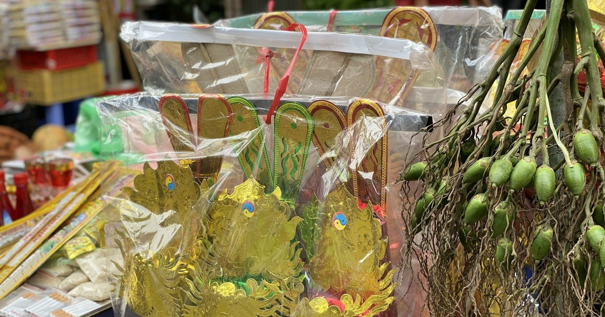 Chợ ‘cõi âm’ ở TPHCM đông nghịt khách mua đồ cúng ông Táo- Ảnh 14.