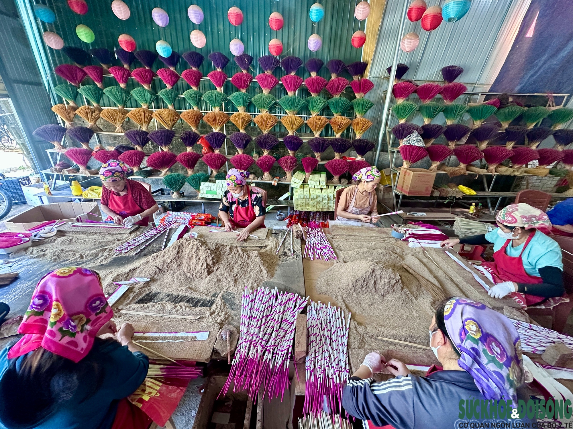 Giữ mùi Tết trong khói hương trầm- Ảnh 1. Giữ mùi Tết trong khói hương trầm- Ảnh 1.